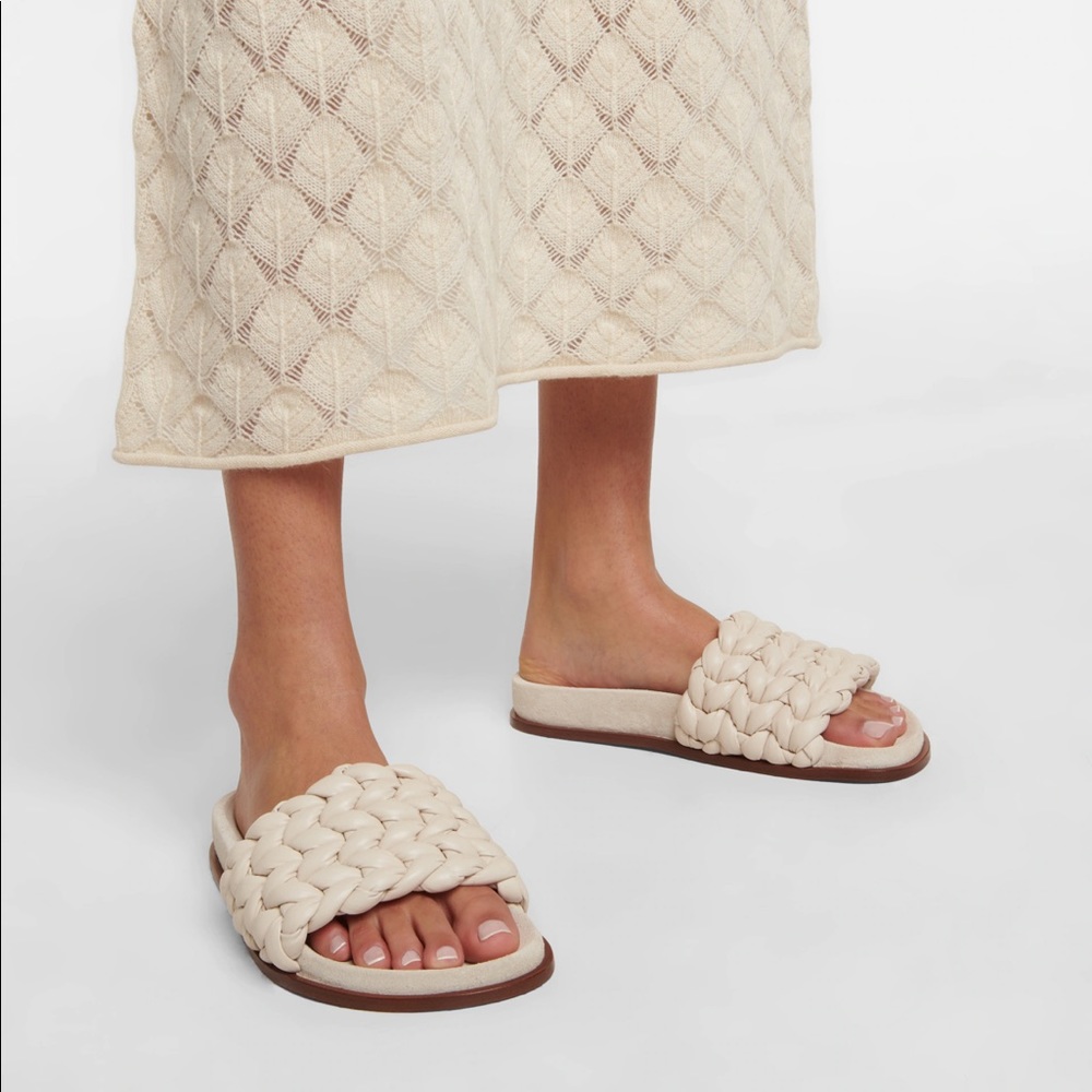 CHLOÉ
Chloe Kacey leather slides